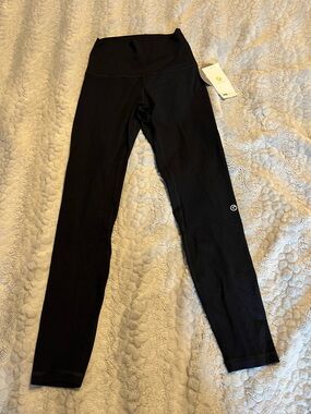 Black High-Waist Active Crop Leggings with Subtle Logo